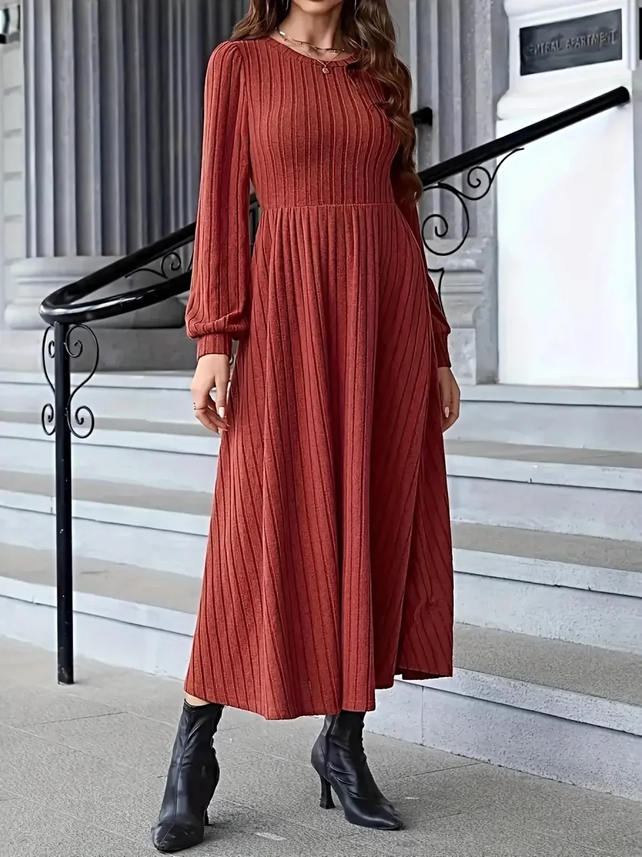 Pitkähihainen ribbineulemekko, jossa joustava istuvuus ja elegantti maksisiluetti