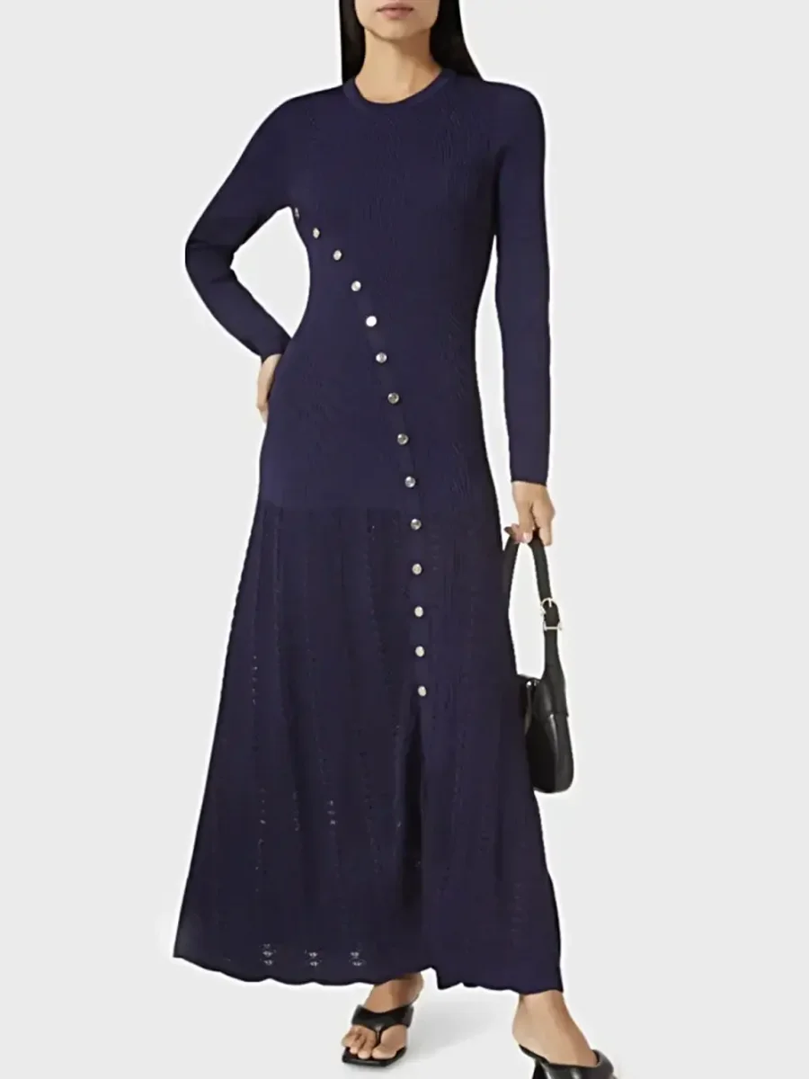Elegantti avokuosillinen neulemekko koristeellisella napilla, pyöreällä pääntiellä ja pitkillä hihoilla