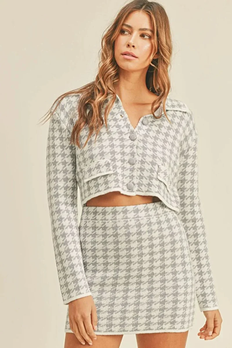 Tyylikäs Houndstooth-minihame setti, jossa on lyhyt neuletakki ja nappikoristeet