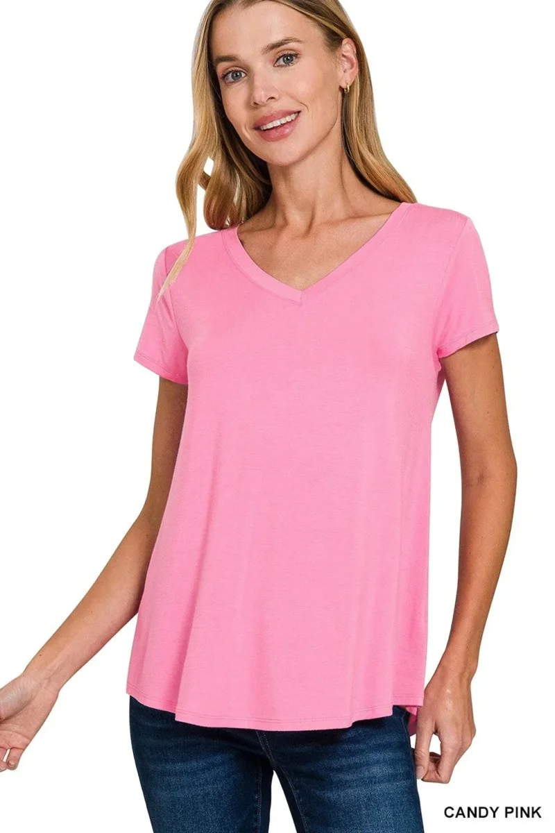 Elegantti V-aukkoinen rayon-toppi, jossa on lyhyet hihat ja pyöreä helma vaivattomaan rentoon tyylikkyyteen