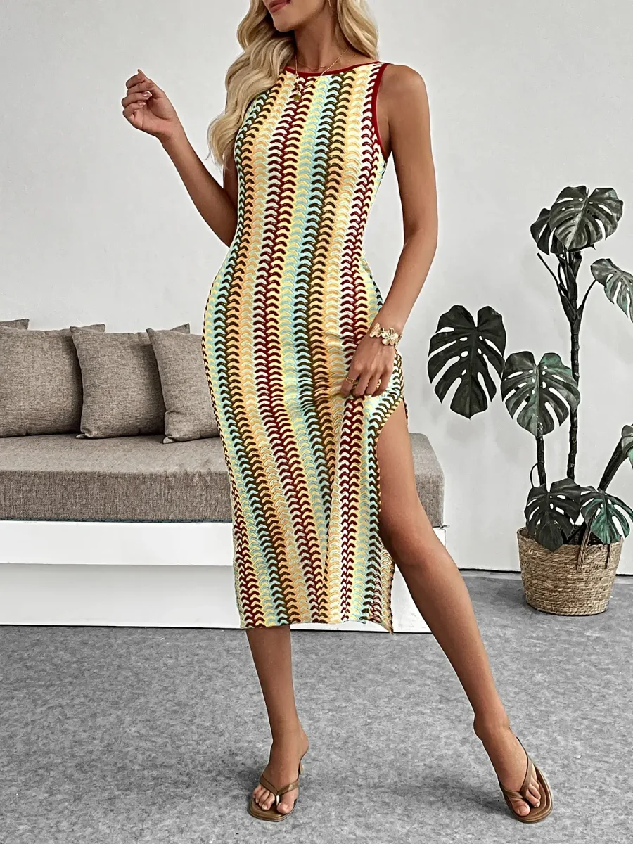 Hihaton chevron-raidallinen neulemekko sivuhalkiolla, hieman joustava, elegantti midi-pituinen