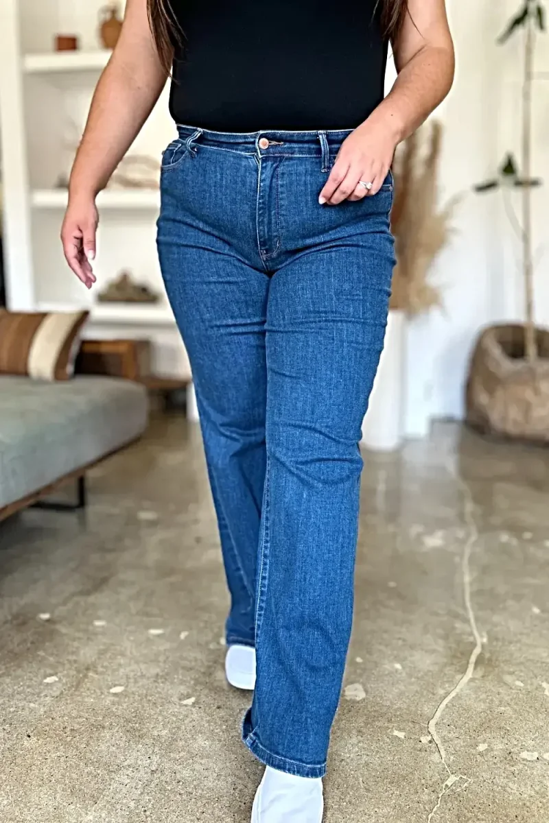 Judy Blue High Rise Straight -farkut vaivattomaan tyyliin ja mukavuuteen - Koot 0-24W