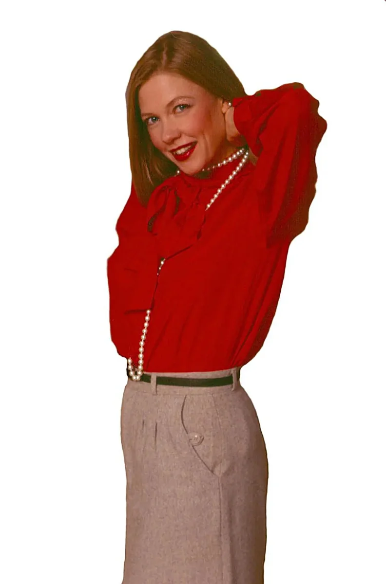 Elegantti puhdassilkkinen pusero kreppidekiinistä, jossa venekaulus ja silkkisolmio, koot S-XL
